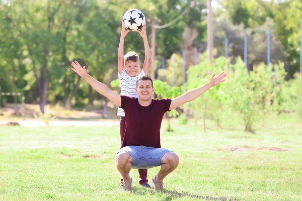 Bambino Suo Padre Con Pallone Calcio All Aperto — Foto Stock