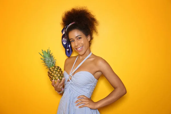 Belle Femme Afro Américaine Avec Ananas Sur Fond Couleur — Photo