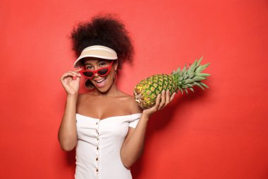 Renkli ananaslı güzel Afro-Amerikalı kadın.