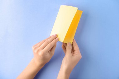 Kadın renk arka plan teknede origami yapma