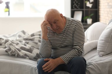 Depresif yaşlı adam evde