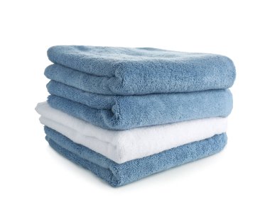 Beyaz arka plan üzerinde temiz yumuşak havlu yığını