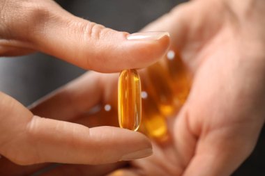 Kadın holding hap, portre