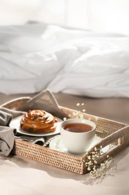 Yatakta leziz kahvaltı ile hasır tepsi
