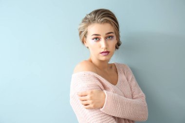 Renkli arka planda güzel genç bir kadın