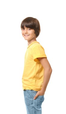 Beyaz zemin üzerine tişört içinde küçük boy gülümseyerek