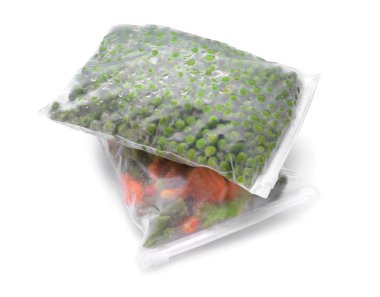 Beyaz arka planda donmuş sebzeli plastik torbalar.