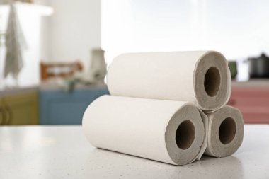 Mutfak masasının üzerinde rulo kağıt havlu