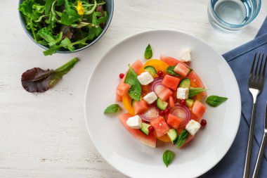 Beyaz masa salataya lezzetli karpuz ile plaka