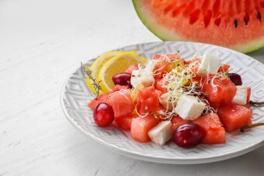 Beyaz masa salataya lezzetli karpuz ile plaka
