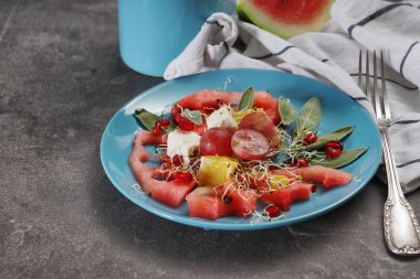 Masada lezzetli karpuz salata ile plaka