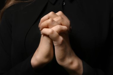 Eller genç dua eden kadın, portre