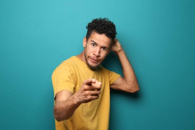 Renk arka plan üzerinde deli Afrikalı-Amerikalı adam portresi