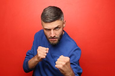 Renk arka plan üzerinde agresif adam portresi