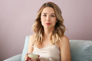 Evde kahve içme güzel genç kadın portresi