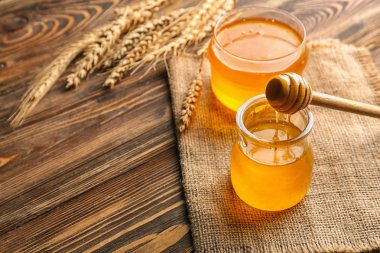 Ahşap masa üzerinde taze bal kavanozlar