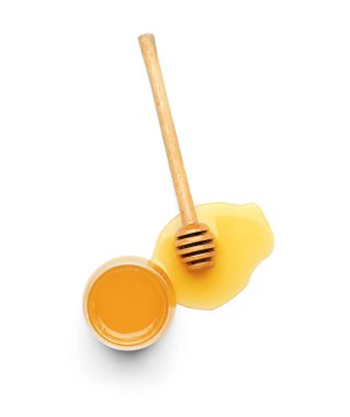 Cam kavanoz bal ve beyaz arka plan üzerinde kepçe