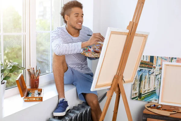 Joven Artista Afroamericano Pintando Cuadro Casa —  Fotos de Stock