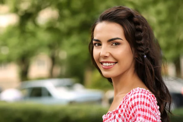 Porträt Einer Schönen Jungen Frau Freien — Stockfoto