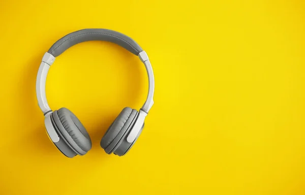 Moderne Kopfhörer Auf Farbigem Hintergrund — Stockfoto