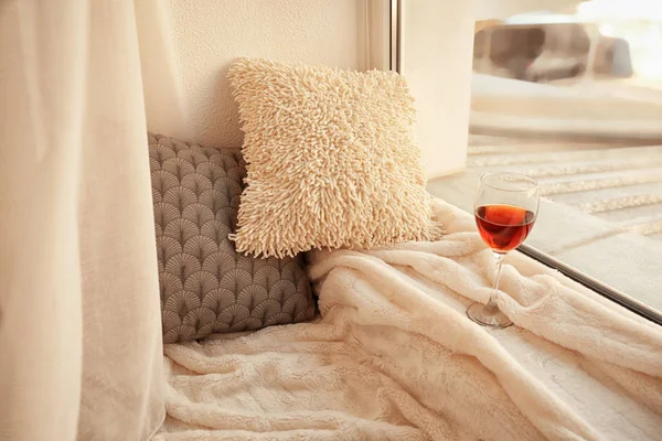 舒适的休息空间 配有柔软的枕头和靠近窗户的葡萄酒 — 图库照片
