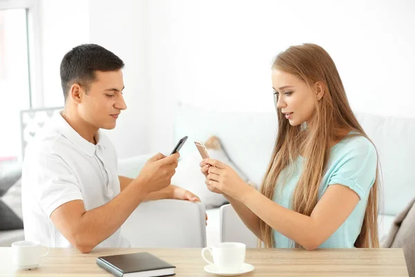 Jong Echt Paar Met Mobiele Telefoons Thuis — Stockfoto