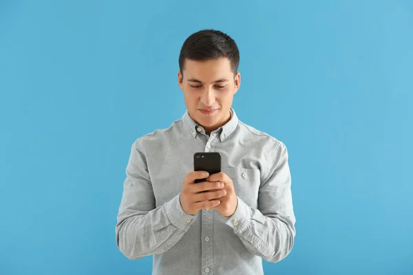 Ung Man Med Mobiltelefon Färg Bakgrund — Stockfoto