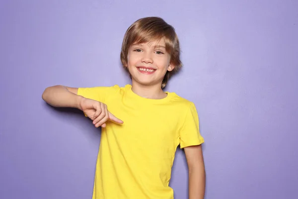 在颜色背景的 T恤的小男孩 — 图库照片
