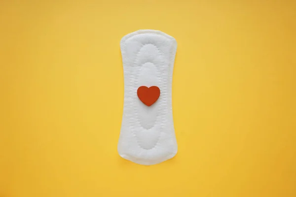 Menstruační Pad Červeným Srdcem Barvu Pozadí — Stock fotografie