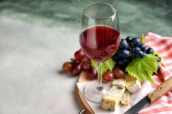 Glass Wine Fresh Grapes Cheese Table — Stock Photo, Image