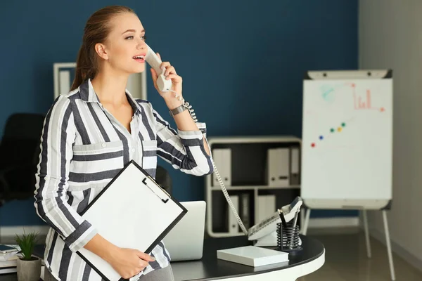 Beautiful Female Secretary Talking Telephone Office — Stock Photo, Image