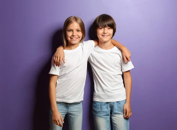 Junge Und Mädchen Shirts Umarmen Sich Auf Farbigem Hintergrund — Stockfoto