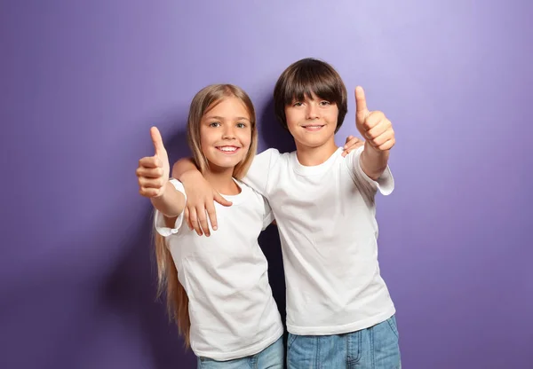 Abraçando Menino Menina Shirts Mostrando Polegar Fundo Cor — Fotografia de Stock