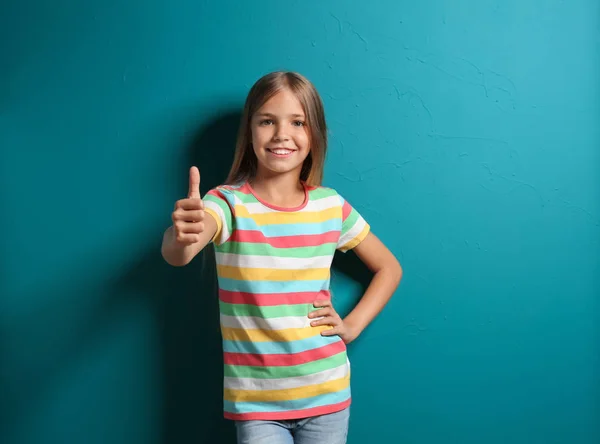 Sorrindo Menina Shirt Mostrando Polegar Fundo Cor — Fotografia de Stock