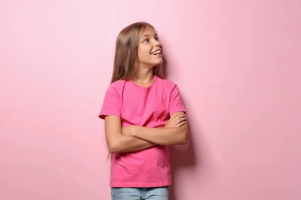 Usměvavá Holčička Tričku Barvu Pozadí — Stock fotografie