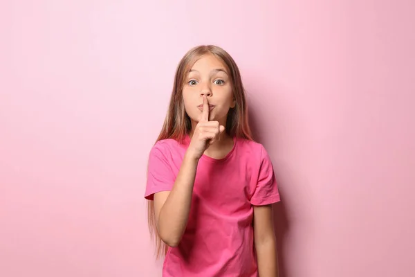 Klein Meisje Shirt Weergegeven Stilte Gebaar Kleur Achtergrond — Stockfoto