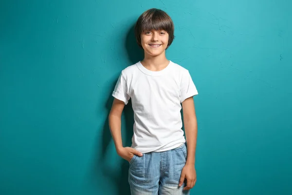 Lächelnder Kleiner Junge Shirt Auf Farbigem Hintergrund — Stockfoto
