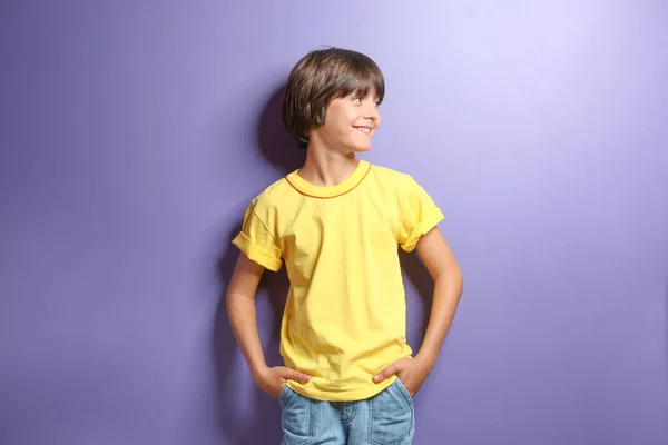 Lächelnder Kleiner Junge Shirt Auf Farbigem Hintergrund — Stockfoto