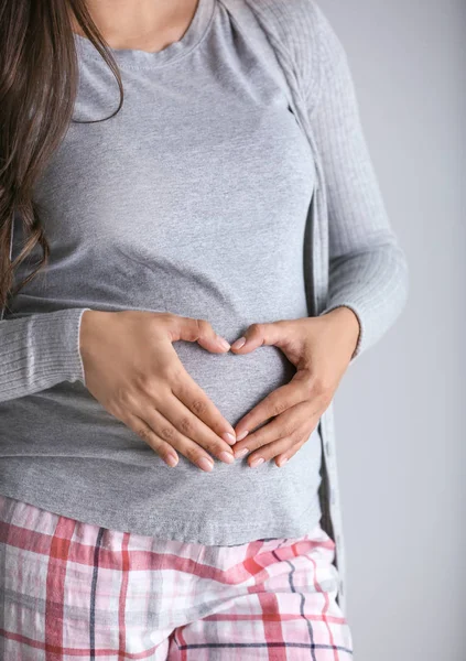 Mujer Embarazada Hermosa Sobre Fondo Gris —  Fotos de Stock