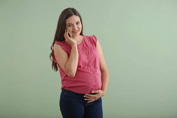 Красивая Беременная Женщина Разговаривает Мобильному Телефону Цветном Фоне — стоковое фото