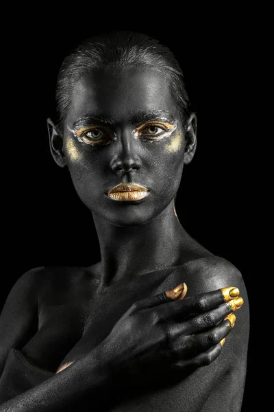 Vacker Kvinna Med Svart Och Gyllene Färg Kroppen Mot Mörk — Stockfoto