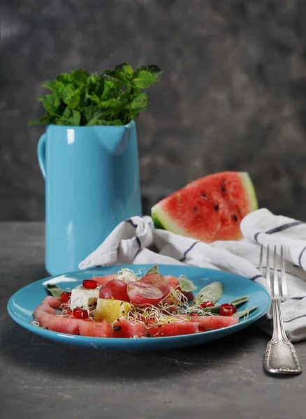 Πιάτο Νόστιμο Καρπούζι Σαλάτα Στο Τραπέζι — Φωτογραφία Αρχείου