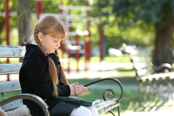 Little Girl Bible Praying Bench Outdoors — Stock Photo, Image