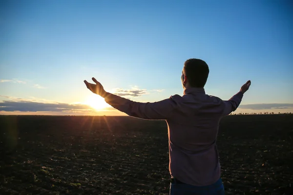 Religiöser Mann Betet Freien Bei Sonnenuntergang — Stockfoto