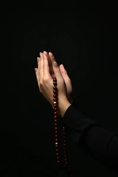 Hands Young Religious Woman Rosary Beads Dark Background — Stock Photo, Image