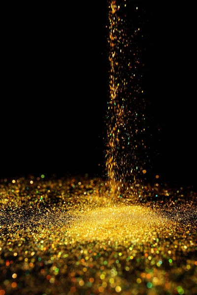 Beregening Van Glanzende Gouden Glitter Donkere Achtergrond — Stockfoto