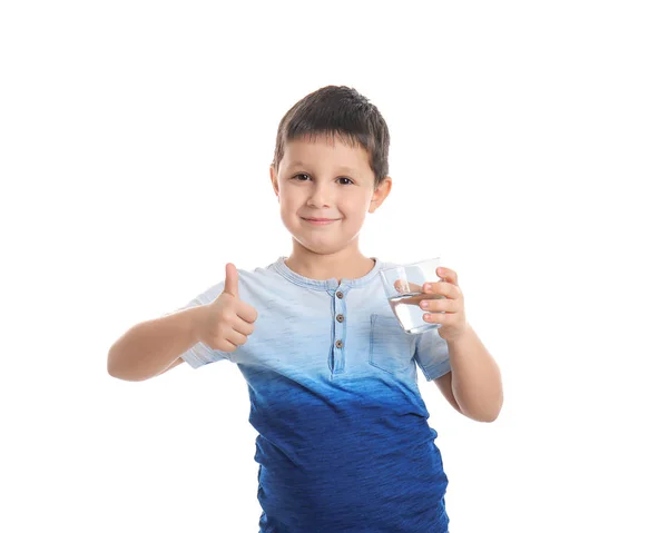 小男孩与玻璃的淡水显示拇指向上手势在白色背景 — 图库照片