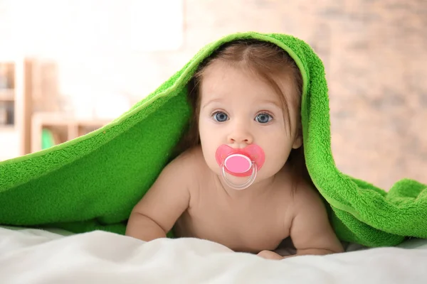 Lindo Bebé Con Toalla Suave Cama Casa —  Fotos de Stock