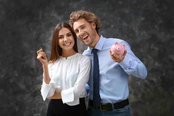 Bem Sucedido Jovem Casal Com Porquinho Banco Fundo Cinza — Fotografia de Stock