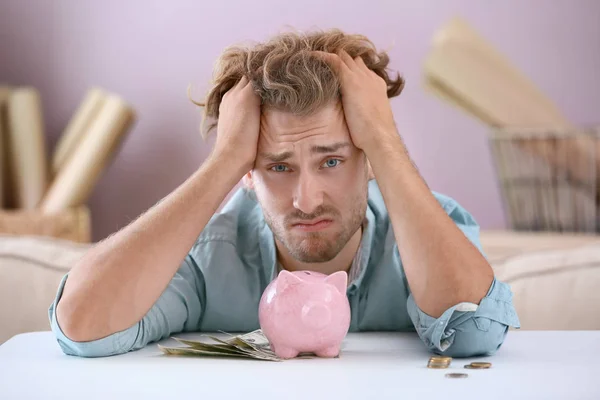 Junger Mann Mit Sparschwein Tisch Verärgert — Stockfoto